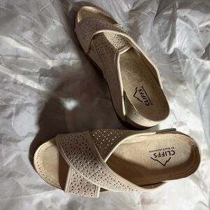 Cliffs by WHITE MOUNTAIN Cream Sandals with Textured Footbed